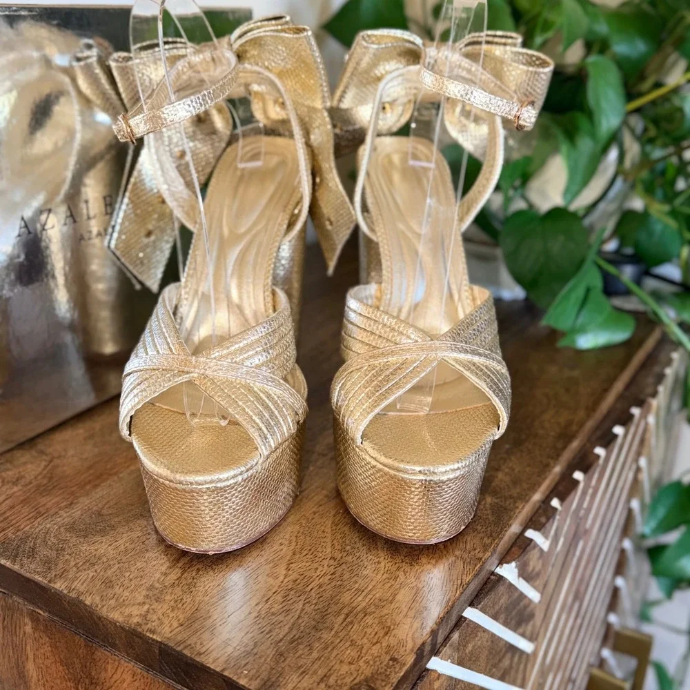 Azalea Wang measurements heel